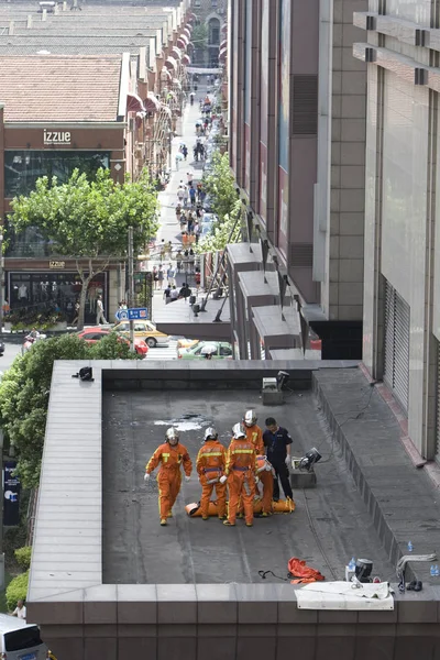 Chinese Firefighters Bag Body Man Who Jumped 37Th Floor Westgate — Stock Photo, Image