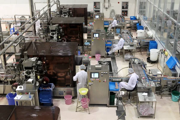 Fabrikarbeiter Beobachten Wie Flaschen Mit Fermentiertem Yakult Milchgetränk Einem Werk — Stockfoto