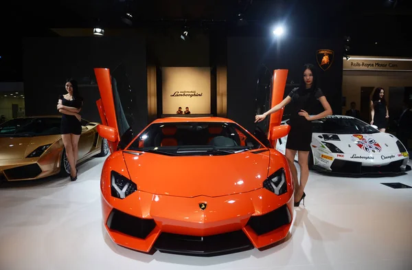 Modeller Sırasında Lamborghini Spor Otomobiller Ile Poz Chengdu Motor Show — Stok fotoğraf