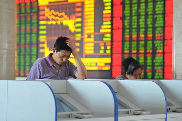 Chinese Investeerders Kijken Naar Prijzen Van Aandelen Groen Voor Prijs — Stockfoto