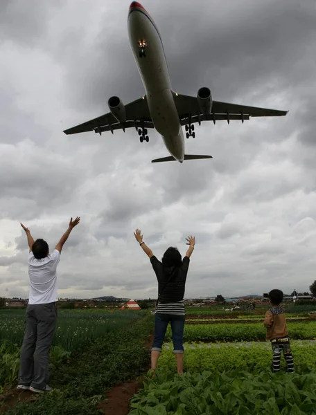 Menschen Kommen Flugzeuge Letzten Moment Auf Dem Internationalen Flughafen Kunming — Stockfoto