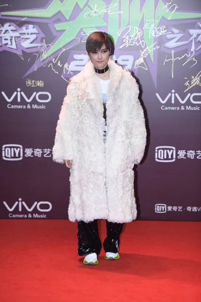 中国歌手の李宇春やクリス ポーズと 2017 中国で Iqiyi 叫んで夜 のレッド カーペットに到着彼女 — ストック写真