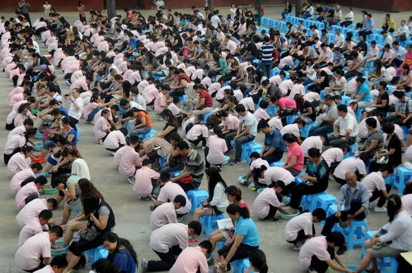 Jóvenes Estudiantes Chinos Lavan Los Pies Sus Padres Patio Recreo — Foto de Stock