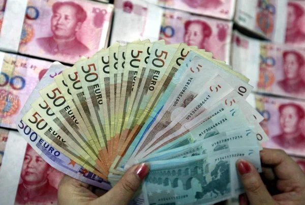 Китайский Клерк Считает Банкноты Евро Над Банкнотами Юаня Банке Городе — стоковое фото