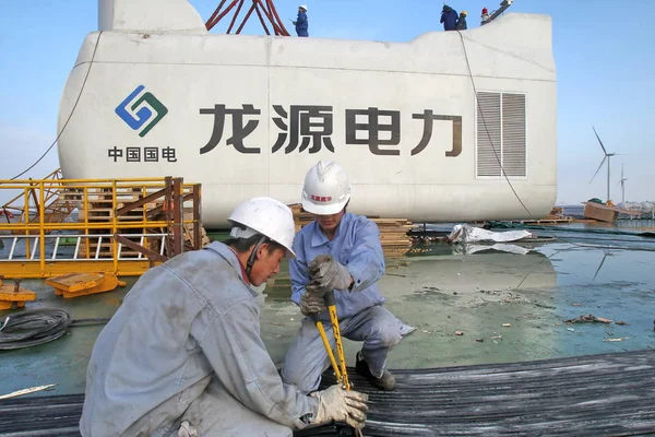 Čínští Dělníci Jsou Viděni Staveništi Čínské Skupiny Longyuan Power Group — Stock fotografie