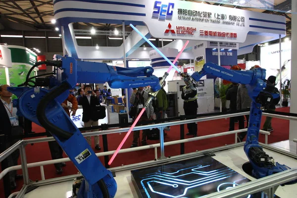 Відвідувачі Спостерігають Боротьбою Двох Роботів Яскава Мооман Під Час Китайського — стокове фото