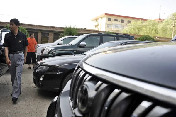 Китайцы Смотрят Правительственные Автомобили Которые Будут Выставлены Аукцион Дворе Отеля — стоковое фото