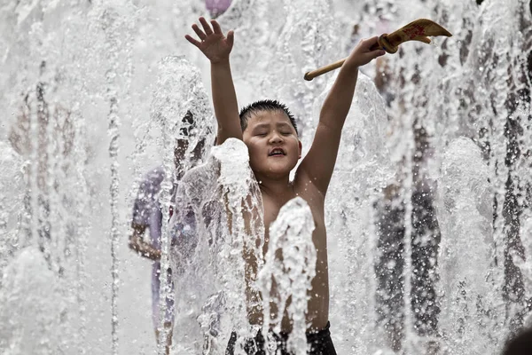 Kinderen Spelen Met Water Zichzelf Koelen Een Warme Dag Een — Stockfoto