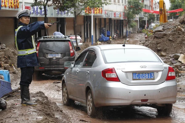 Oficial Policía Chino Dirige Automóviles Una Calle Inundada Fangosa Golpeada — Foto de Stock