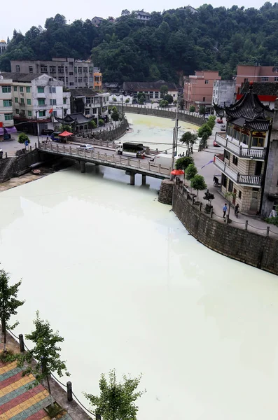 Vista Del Fiume Quxi Lattiginoso Contaminato Dal Lattice Nel Villaggio — Foto Stock