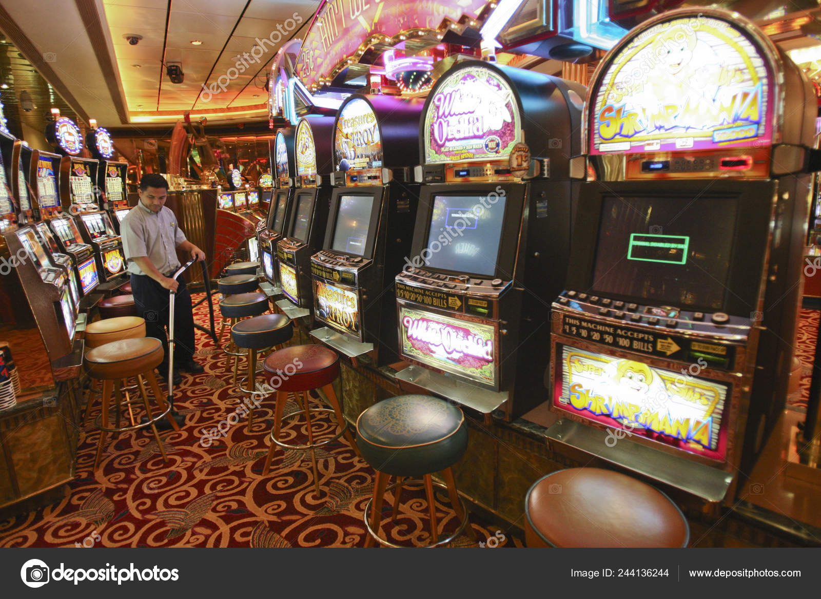 2012年6月19日中国上海武松口国际邮轮码头皇家加勒比国际旅行者赌场景观—— 库存社论照片© IC Photo #244136244