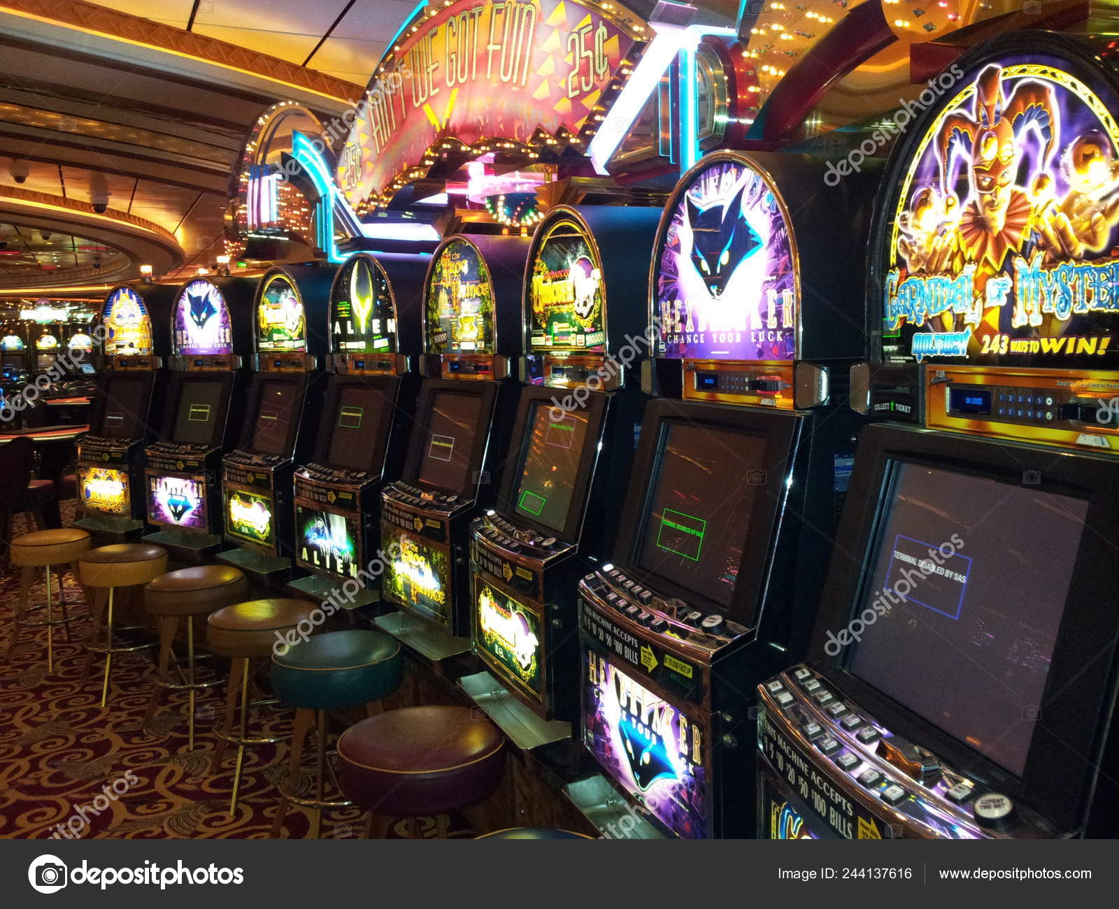 2012年9月9日中国天津亚洲最大豪华游轮海洋之旅赌场的全景—— 库存社论照片© IC Photo #244137616