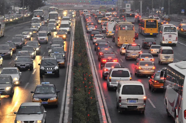 Vozidla Pohybovat Pomalu Dopravní Zácpě Během Dopravní Špičky Silnici Pekingu — Stock fotografie