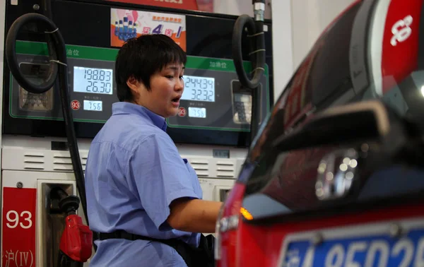 Trabalhador Chinês Abastece Carro Posto Gasolina Cidade Shaoxing Leste Província — Fotografia de Stock