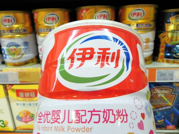 イリ乳児および乳児用粉乳の缶は 杭州市 東中国浙江省 6月14日2012のスーパーマーケットで販売されています — ストック写真