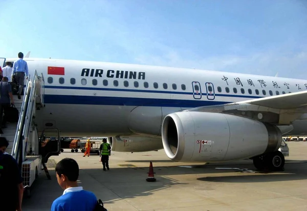 Utasok Kap Egy Síkban Air China Egy Repülőtéren Xianyang Északnyugati — Stock Fotó