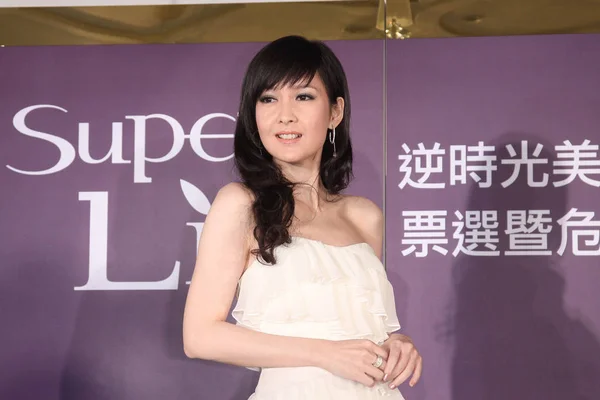 香港歌手兼女演员周伟文在台湾台北举行的护肤品品牌推广活动中摆姿势 2012年9月11日 — 图库照片