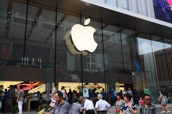 Пешеходы Проходят Мимо Магазина Apple Store Торговой Улице Nanjing Road — стоковое фото