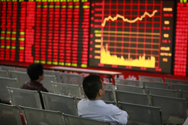 Investor Cina Melihat Harga Saham Merah Untuk Kenaikan Harga Dan — Stok Foto