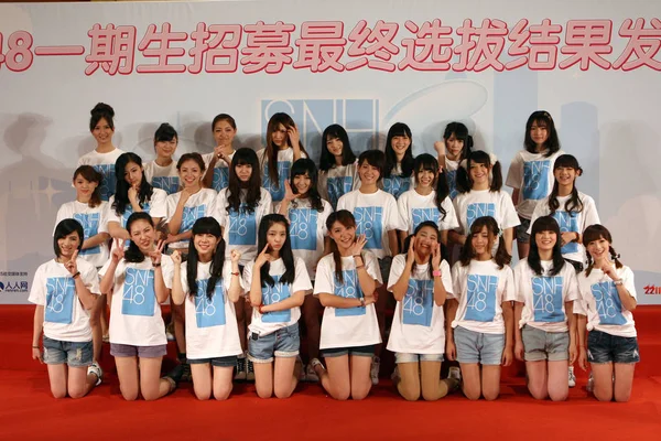 2012年10月14日 中国流行乐队 Snh48 的年轻女孩出席在中国上海举行的仪式 — 图库照片