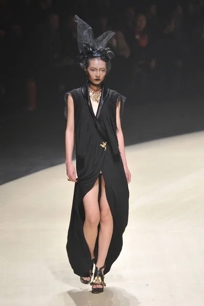 モデルは ファッションウィーク期間中に メルセデス ベンツ中国 2013年春夏北京 2012 日秒ファッションショーの中国デザイナー斉ギャングによって新しい創造を表示します — ストック写真