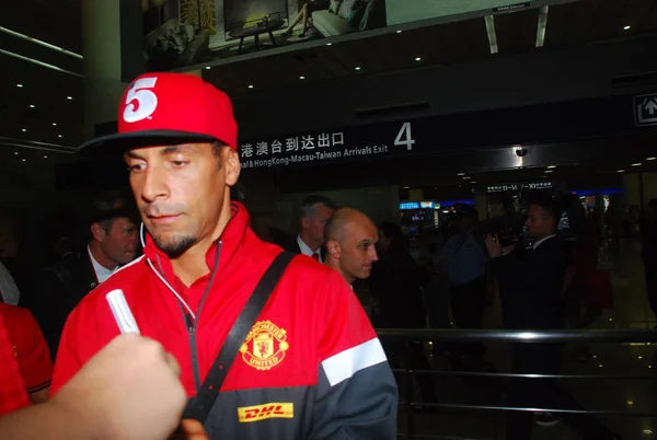 Манчестер Uniteds Ріо Фердінанд Дає Його Автографом Китайських Шанувальників Після — стокове фото