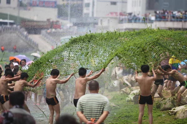 Молодые Люди Стряхивают Зеленые Водоросли Сети Пляжном Курорте Городе Циндао — стоковое фото