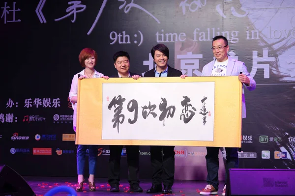 新加坡歌手阿多 在宣传他的新专辑 第9次恋爱 在中国北京 2012年6月6日 他摆出了书法卷轴的姿势 — 图库照片