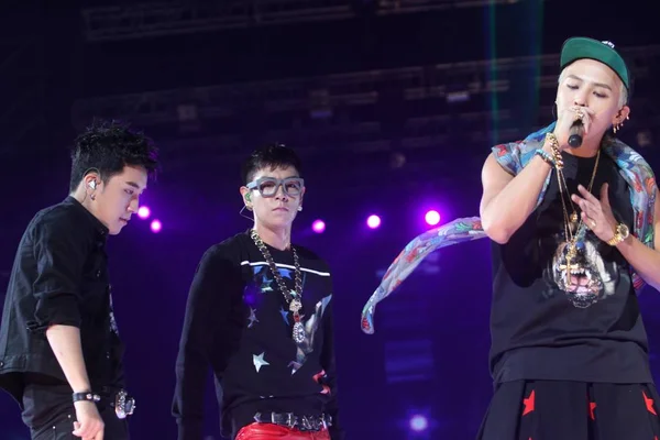 Члени Групи Південнокорейських Ідол Bigbang Виконує Під Час Моду Церемонія — стокове фото