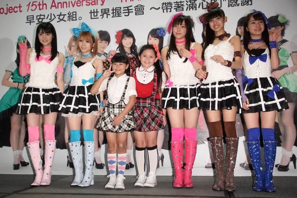 日本のアイドル ガール グループ モーニング娘のメンバー 201年 月台北 グループ創立 周年を記念する世界ツアー中にファンのサポートに感謝するハンドシェイクのイベントで つの若い女の子でポーズを取る — ストック写真