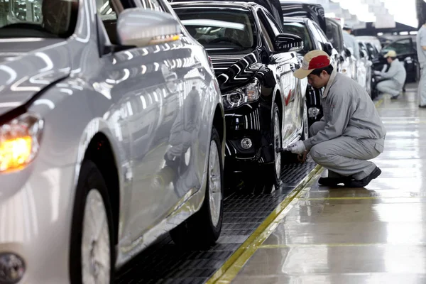 Trabalhadores Chineses Verificar Carros Toyota Linha Montagem Uma Fábrica Automóveis — Fotografia de Stock