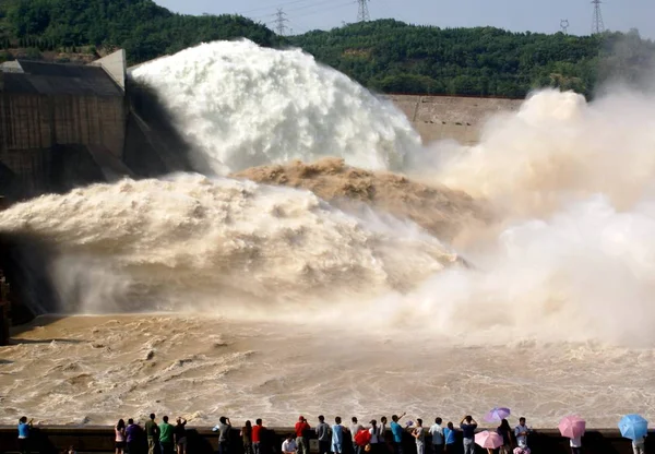 Visitors Look Water Gushing Out Xiaolangdi Dam Section Xiaolangdi Reservoir — Stock Photo, Image