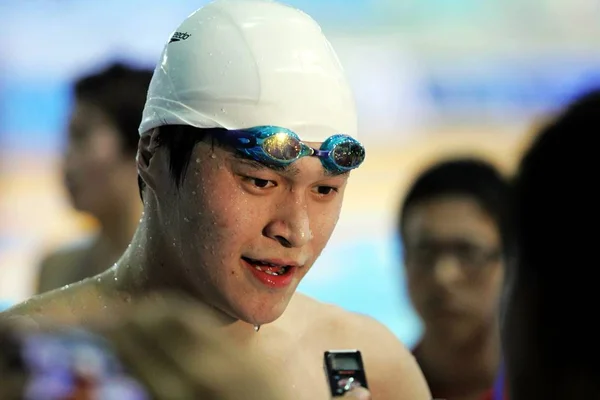 Kínai Olimpiai Bajnok Yang Interjút Követően Megnyerte Férfi 1500 Freestyle — Stock Fotó