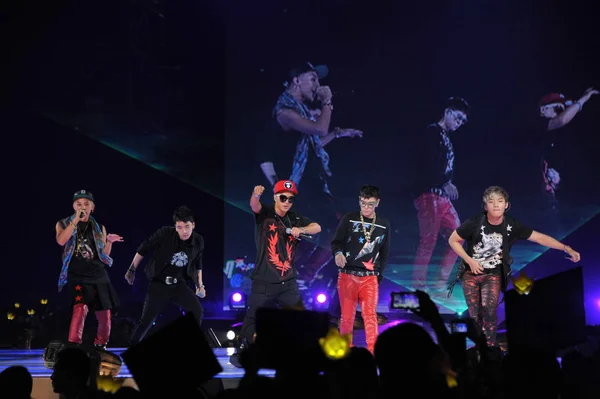 Medlemmer Den Sørkoreanske Idol Gruppen Bigbang Opptrer Moteseremoni Shanghai Kina – stockfoto