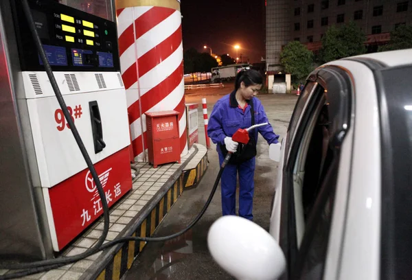 Chiński Pracownik Tankowaniach Samochód Znajduje Się Stacji Benzynowej Jiujiang Miasta — Zdjęcie stockowe