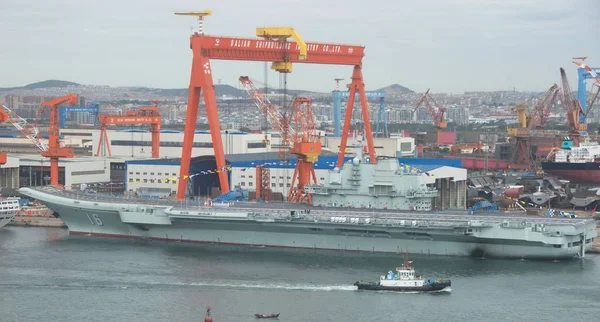 Китайский Авианосец Liaoning Docked Port Dalian City Northeast Chinas Liaoning — стоковое фото