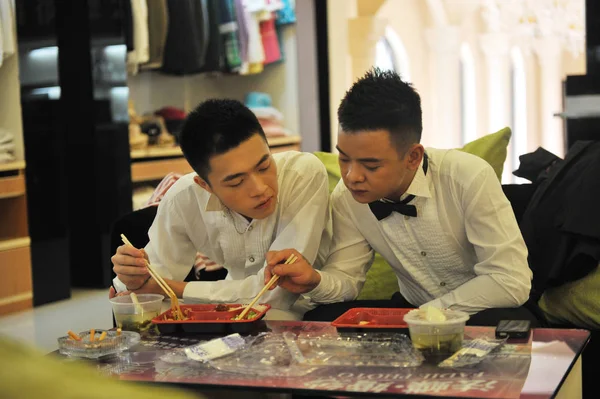 Homoszexuális Férfiak Zhong Liu Wangqiang Vacsoráznak Során Esküvői Fotózásra Quanzhou — Stock Fotó