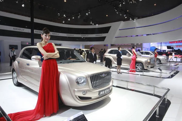 Modellek Jelentenek Geely Autók Alatt Pekingi Nemzetközi Autóipari Kiállítás Ismert — Stock Fotó