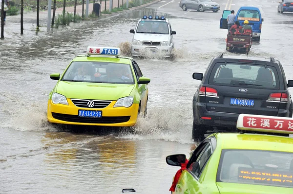 Cars Travel Flooded Road Heavy Rain Guiyang City Southwest Chinas — Stock Photo, Image