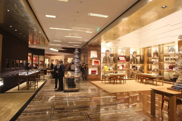 Visitantes São Vistos Nova Loja Emblemática Louis Vuitton Incluindo Exposições — Fotografia de Stock