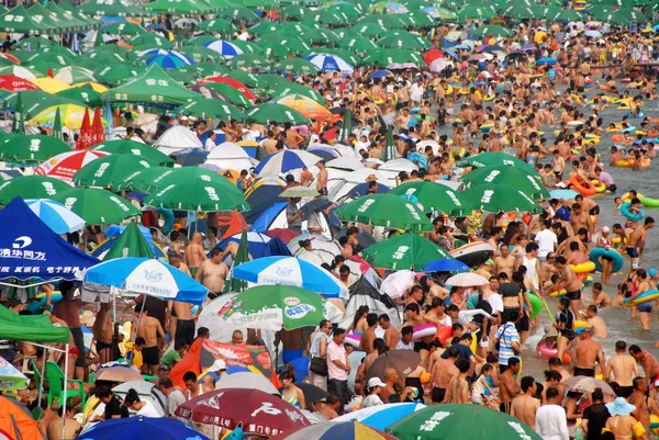 Παραθεριστές Πλήθος Fujiazhuang Beach Resort Μια Καυτή Ημέρα Στην Πόλη — Φωτογραφία Αρχείου