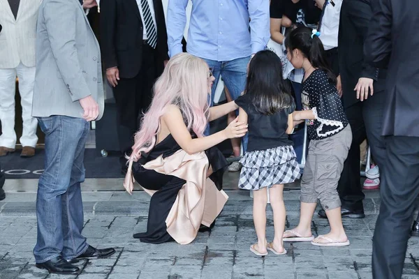 Pop Star Lady Gaga Signs Her Name Little Fans She — Stock Photo, Image