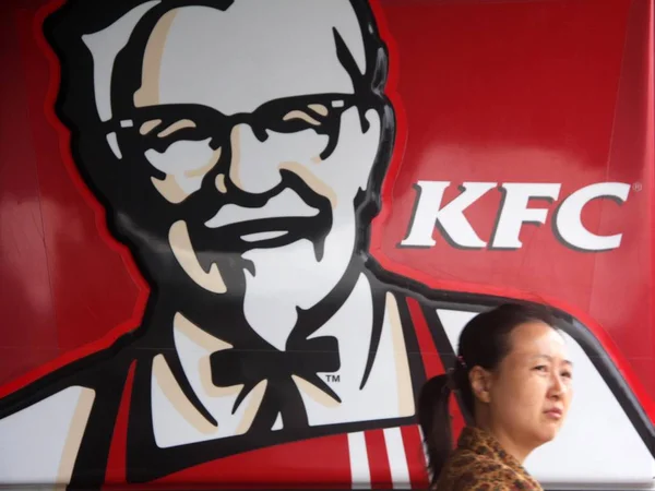 Pedestre Chinês Passa Por Restaurante Fast Food Kfc Cidade Yancheng — Fotografia de Stock