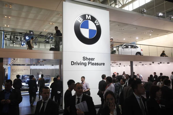 Visitantes São Vistos Stand Bmw Durante Show Automóveis Pequim China — Fotografia de Stock