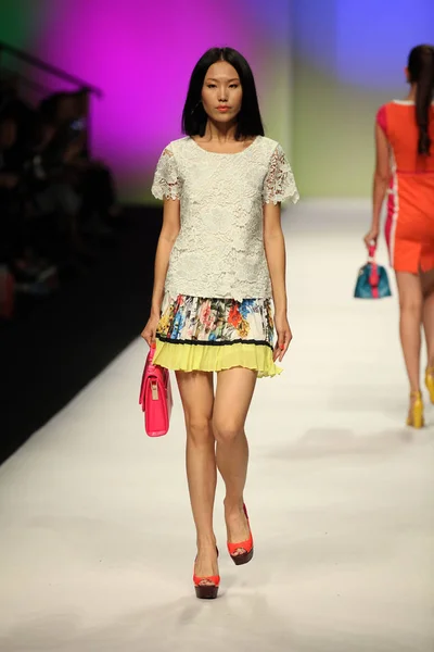 Model Wyświetla Nowe Stworzenie Pokazie Mody Oasis Szanghaju 2013 Wiosna — Zdjęcie stockowe
