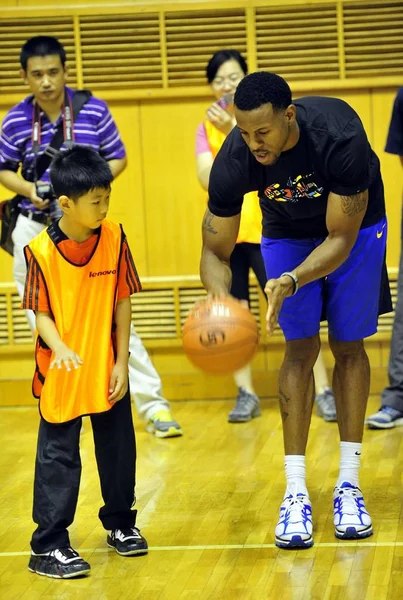 Nba Denver Nuggets Star Andre Iguodala Interacts Basketball Learners Promotional — Stock Photo, Image