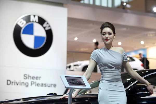 Modelo Posa Stand Bmw Durante 12ª Exposición Internacional Automóviles Beijing — Foto de Stock