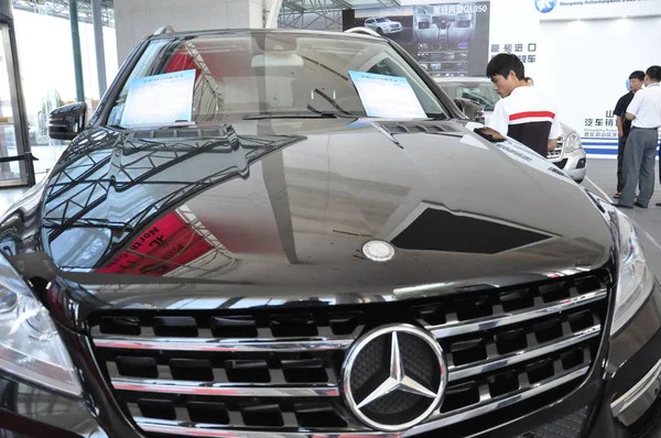 Een Bezoeker Kijkt Naar Een Mercedes Benz Auto Tijdens Een — Stockfoto