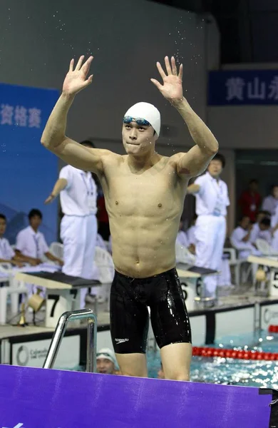 Den Kinesiske Olympiske Svømmemesteren Sun Yang Bølger Til Tilskuere Etter – stockfoto