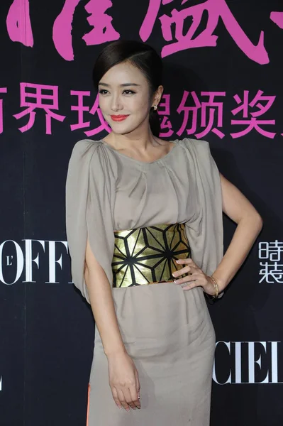 彼女が Lofficiel で雑誌 中国北京で開催 2012 日ガラのため到着した中国の女優秦 Lan ポーズ レッド カーペット — ストック写真